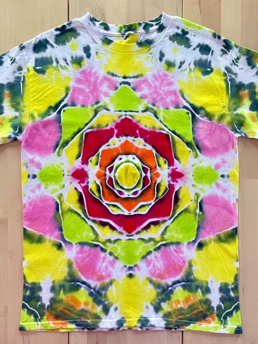 Gildan Unisex 8-Point Mandala Tie Dye T-Shirt size Medium Lime Yellow Pink Orang